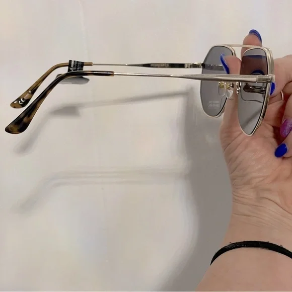 Steve Madden sliver black Mirrored Logo Print Aviators Sunglasses - Picture 5 of 9